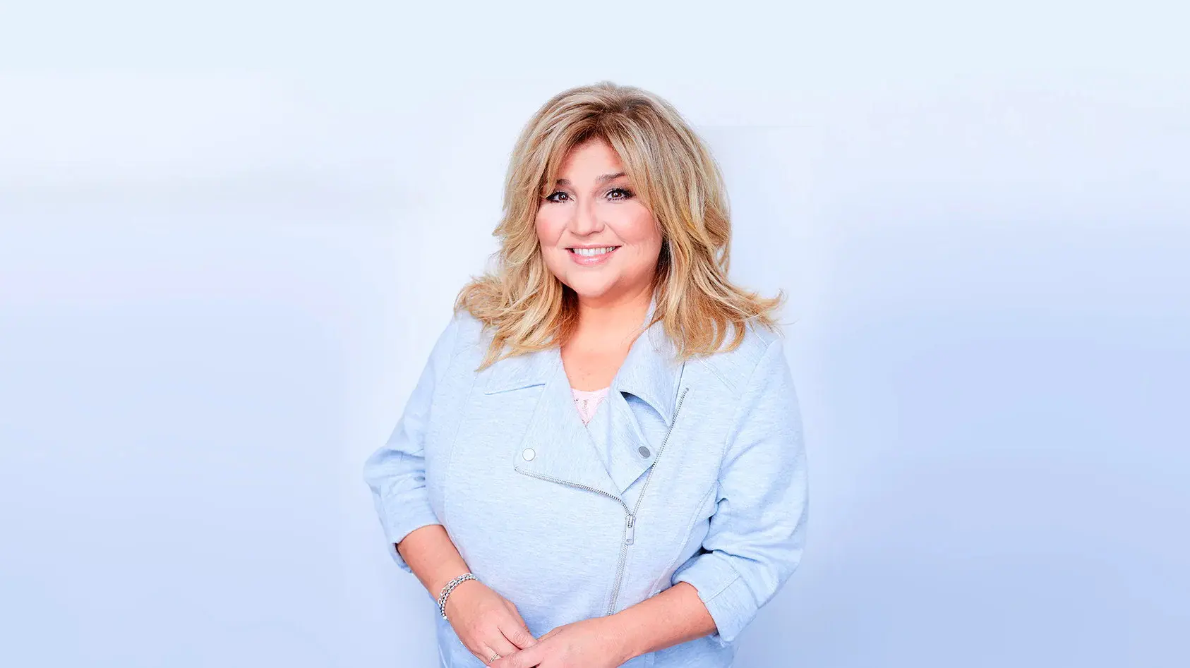 Deux filles le matin backdrop