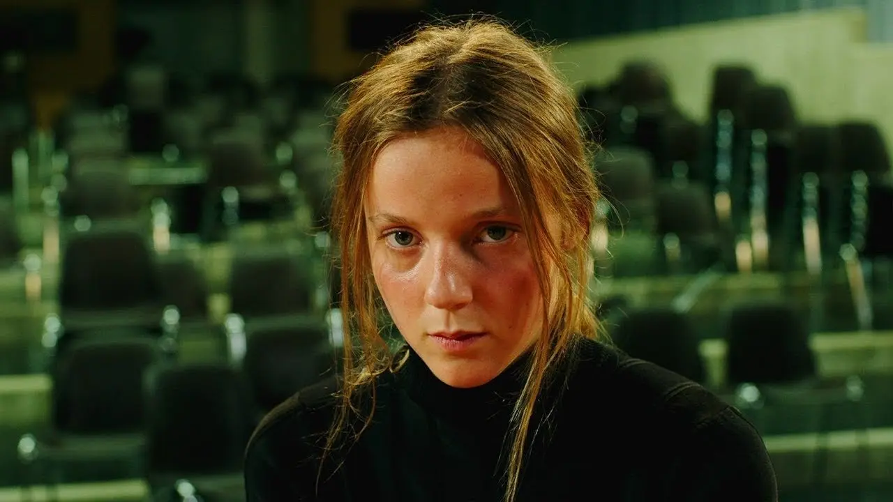 Sarah Plays a Werewolf backdrop