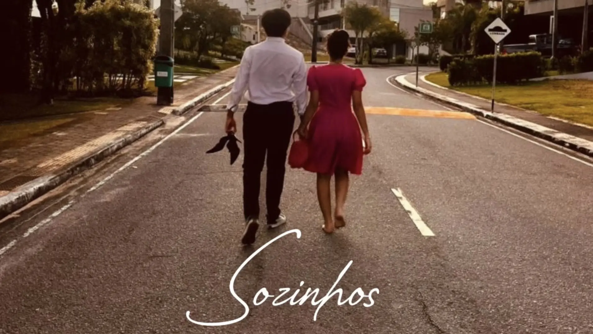 Sozinhos backdrop