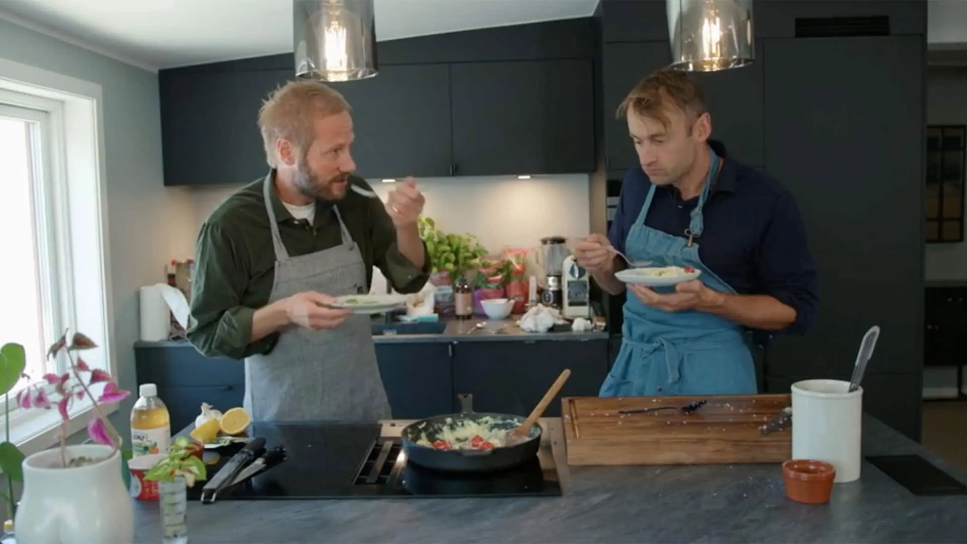 Kjartan rydder opp - hjemme backdrop