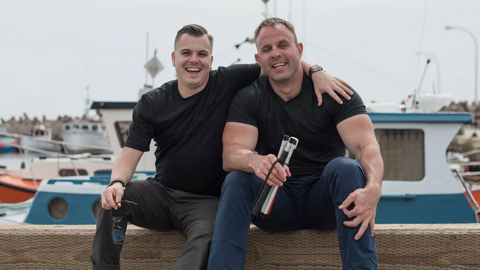 Yves et Maks sur la route backdrop