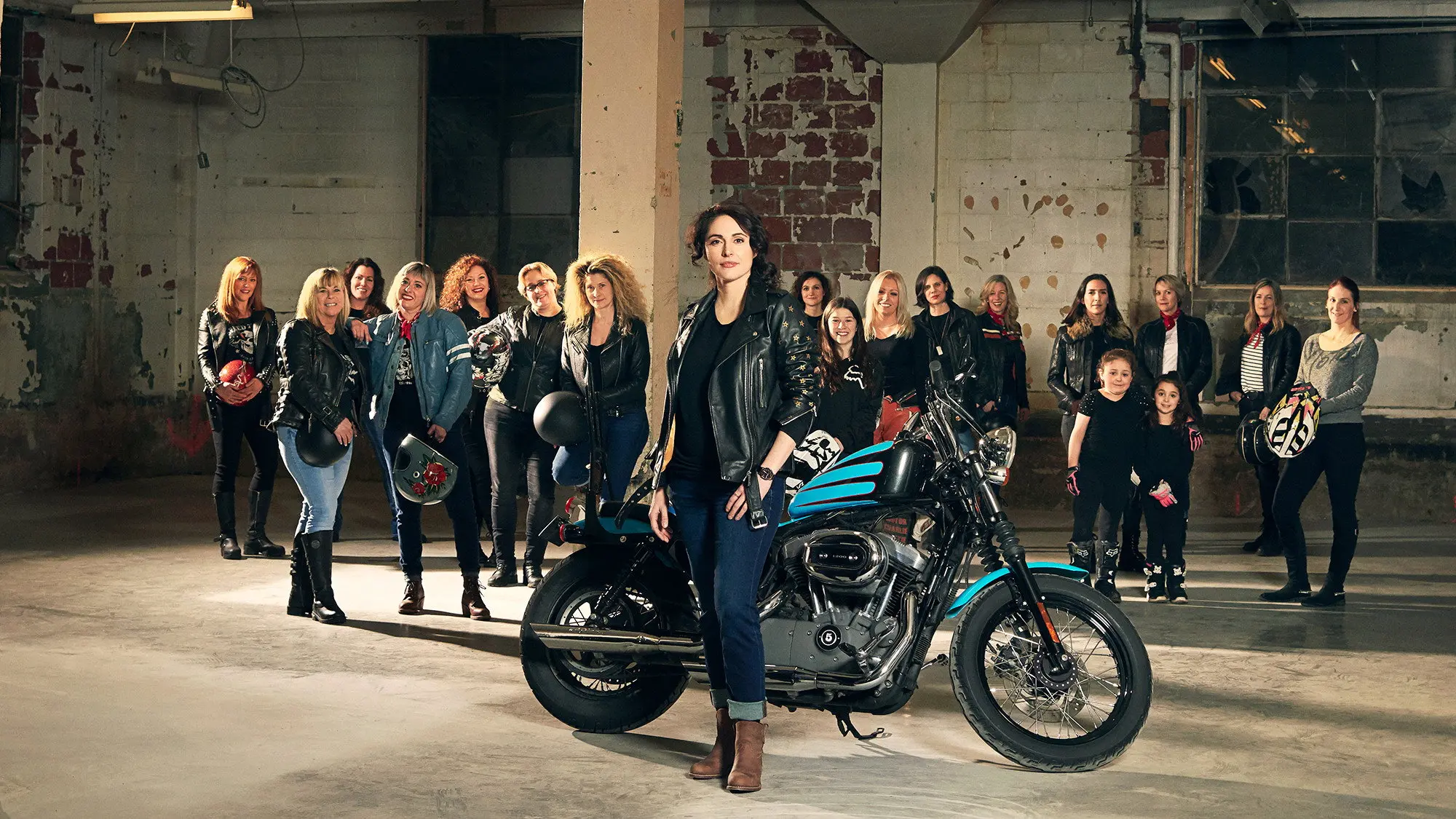 Filles de moto backdrop