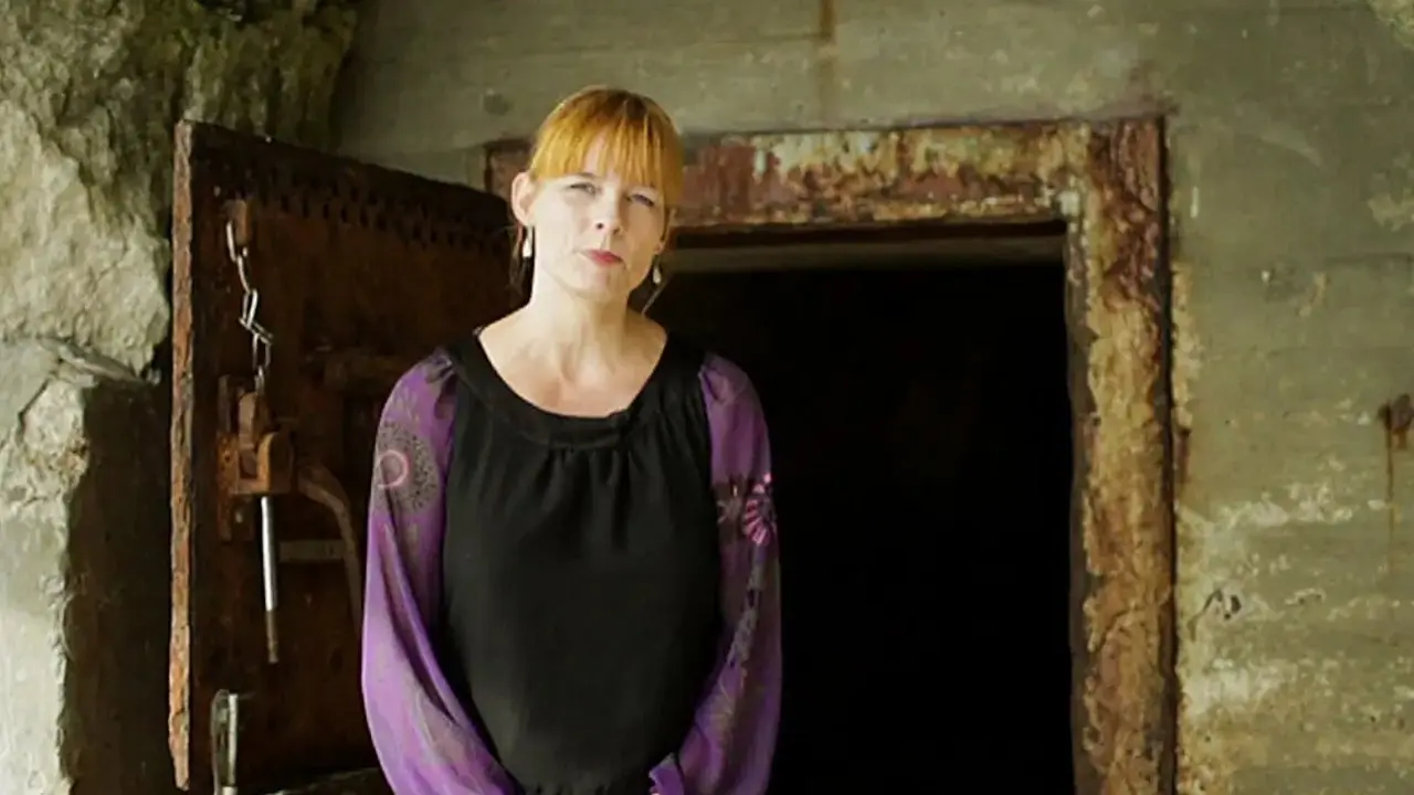 Fjenden kommer backdrop