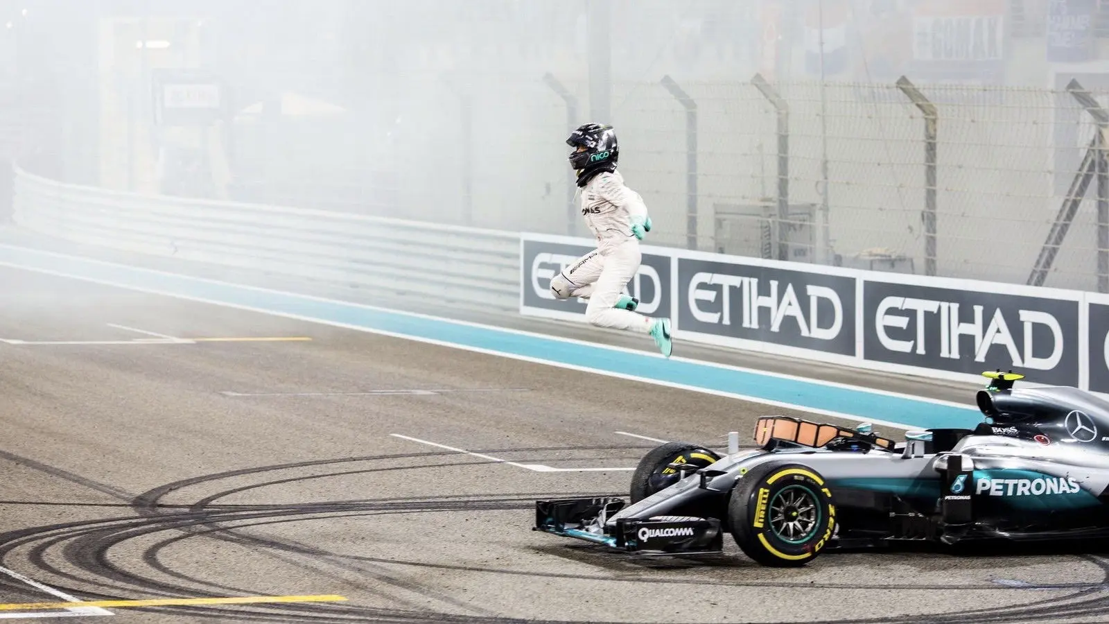 F1 2016 Official Review backdrop