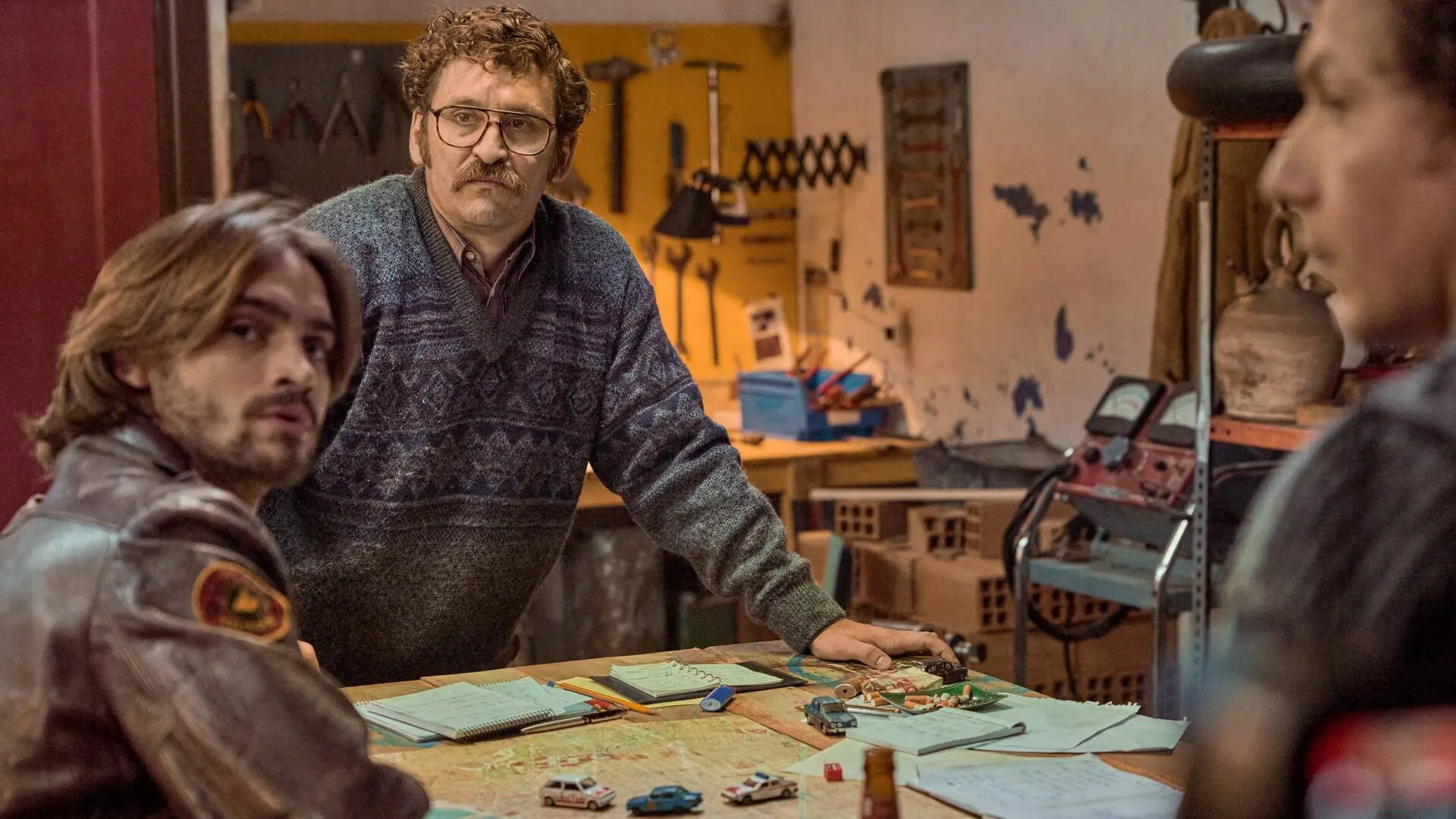 Por cien millones backdrop