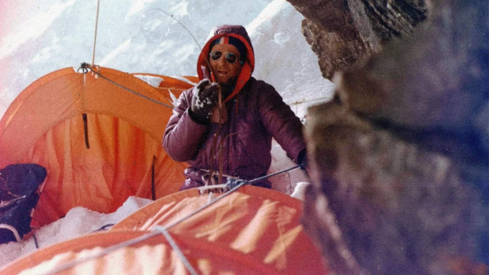 Vynes na horu svoj hrob backdrop